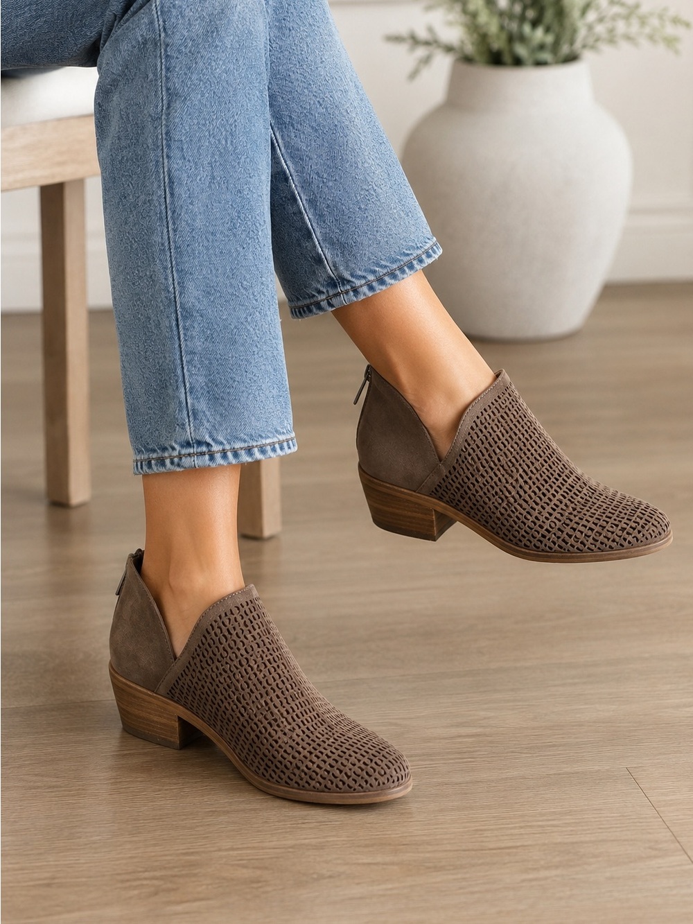 Vince Camuto Women’s 8.5 M Taupe Suede Laser Cut Ankle Booties Back Zip